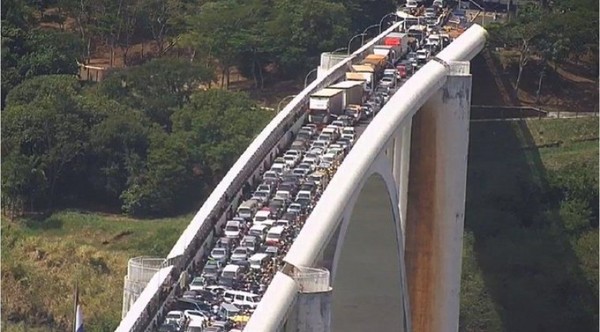 Paseros cierran el puente y causan caos con extorsión al débil gobierno de Mario Abdo – Diario TNPRESS