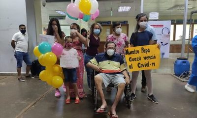Septuagenario recibe el alta tras dura batalla contra el COVID