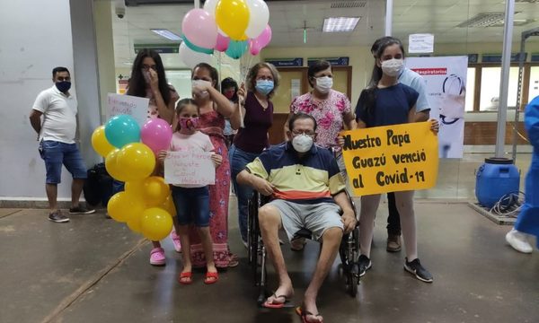 Septuagenario recibe el alta tras dura batalla contra el COVID