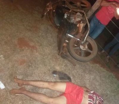 Adolescente fallece al estrellarse con su moto contra una columna - La Clave