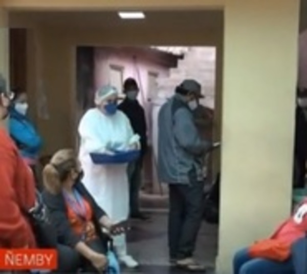 Familiares de pacientes con covid pasan la noche bajo la lluvia - Paraguay.com