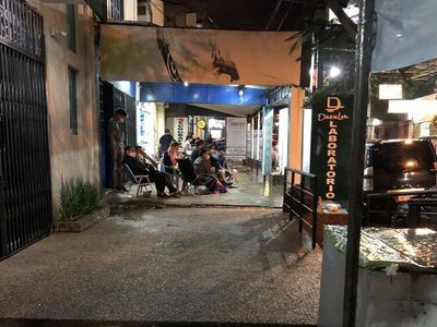 Familiares de internados pasan en la intemperie en Hospital de Ñemby