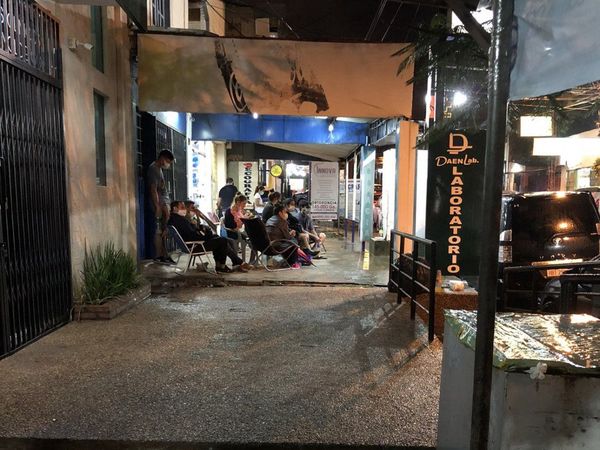 Familiares de internados pasan en la intemperie en Hospital de Ñemby