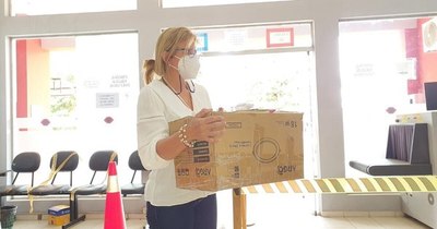La Nación / Familia Denis entrega a la Fiscalía evidencias halladas en el monte
