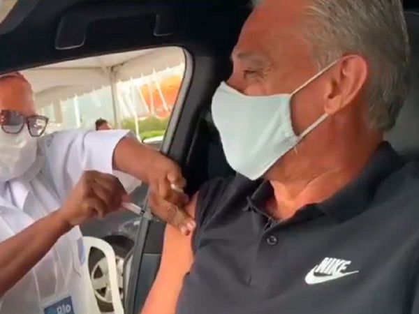 Tite recibe con "alivio" y "esperanza" primera dosis de la vacuna anticovid