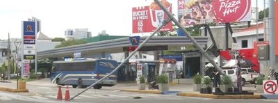Colectivo atropelló tendido eléctrico y afectó a semáforo - Nacionales - ABC Color