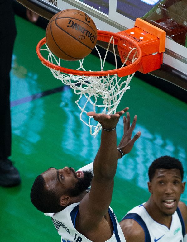 Mavericks ganan duelo a Jazz; Nets sobreviven a lesión de Harden