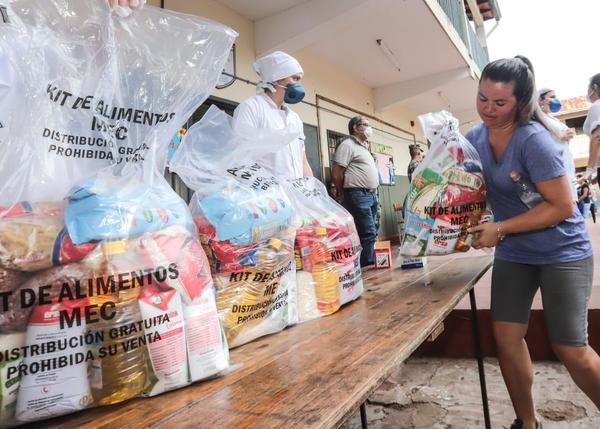 MEC comenzó entrega de kits de alimentos en 20 escuelas del Bañado Sur de Asunción  - El Trueno