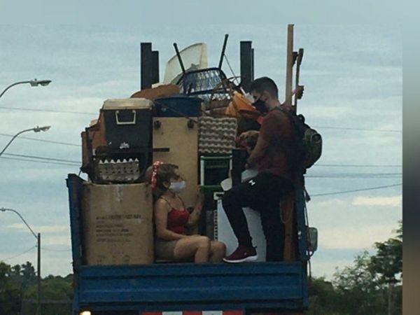 Pareja se hace viral por no abandonar a su perrito en la mudanza
