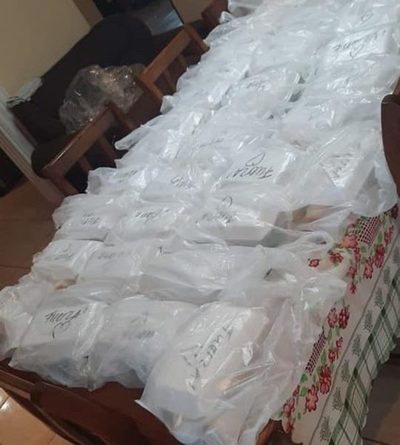 Bodega celebra sus 15 años con personal de blanco y familiares de pacientes
