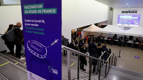 Francia: Hasta en estadios vacunan a la población