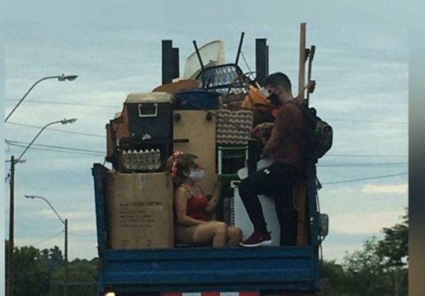 Pareja se hace viral por no abandonar a su perrito en la mudanza