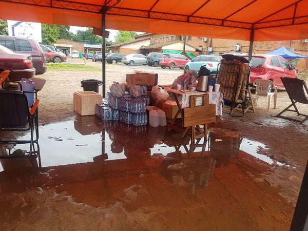 Pacientes con covid-19 aguardan camas en sillones en el Hospital Calle’i - Nacionales - ABC Color