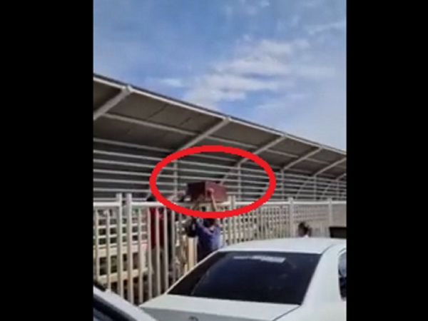 Cargan un cajón fúnebre en medio del Puente de la Amistad