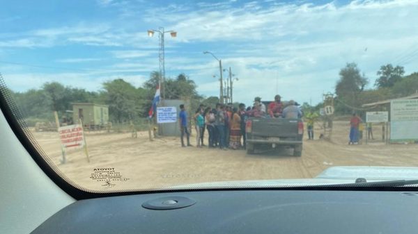 Miembros de una comunidad indígena cierran camino en Teniente Montanía