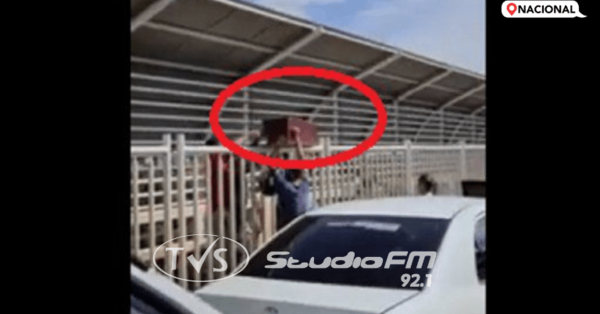 Cargan un cajón fúnebre en medio del Puente de la Amistad