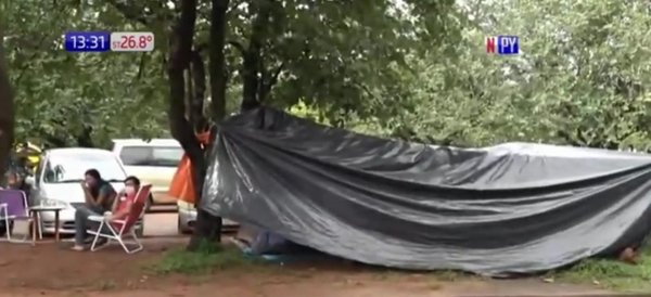 Covid: Parientes de internados precisan de carpas y colchones | Noticias Paraguay