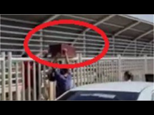 CARGAN UN CAJÓN FÚNEBRE EN MEDIO DEL PUENTE DE LA AMISTAD
