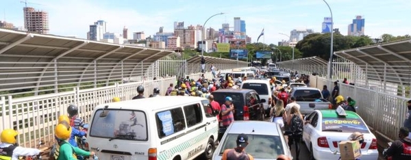 Diario HOY | CDE: paseros y autoridades de Aduanas logran acuerdo para destrabar medida de fuerza
