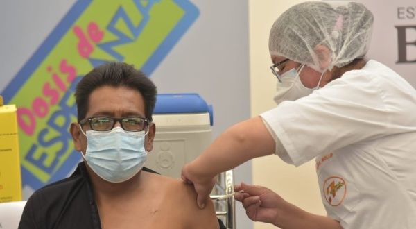 Bolivia inició vacunación para mayores de 60 años | El Independiente