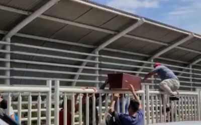 Cadáveres tuvieron que ser ingresados sobre la pasarela peatonal debido al cierre del puente realizado por paseros - ABC en el Este - ABC Color
