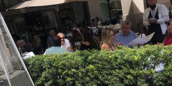 Fotografían a Villamayor en restaurante top de Miami y se habla de un “turismo de vacunas”