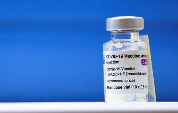 Vacuna de AstraZeneca presenta más beneficios que riesgos, dice la OMS