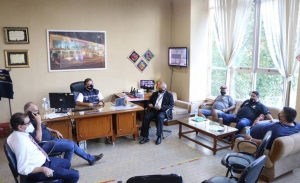 Diario HOY | Paseros de CDE y autoridades de Aduanas logran acuerdo para destrabar medida de fuerza