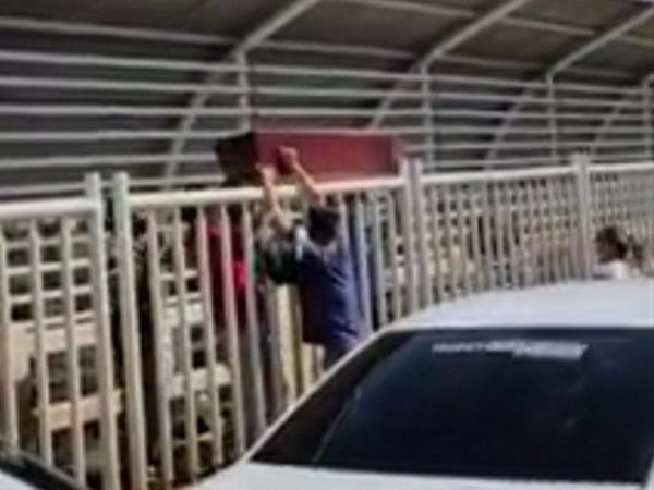 Cargaron un finado con su cajón para cruzar puente