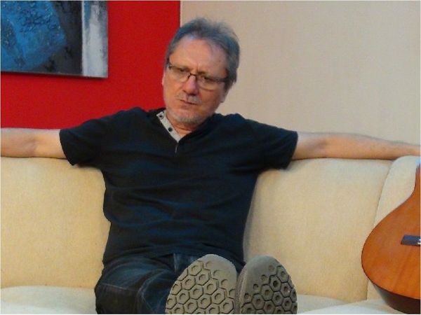 Paraguayo compone una emotiva canción que trasciende la frontera