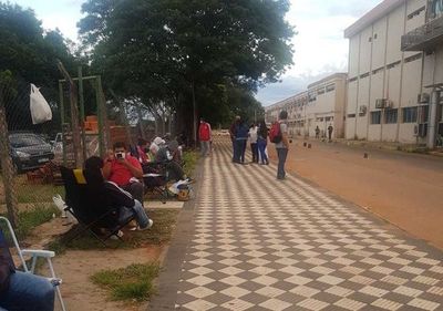 Humillante abandono de familiares de pacientes en el Hospital Central del IPS - Nacionales - ABC Color