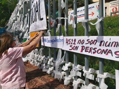 Escritos en listones, los nombres de los muertos por Covid flamean en las rejas del Ministerio de Salud - Nacionales - ABC Color