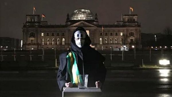 Un brasileño vestido de la Muerte protesta en Berlín contra Bolsonaro por el coronavirus