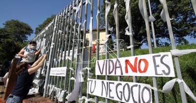 La Nación / Colocan paños de cruz en memoria de 4.522 víctimas del COVID-19 en el país