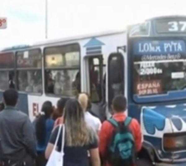 Pasajeros siguen sufriendo la despiadada regulada de buses  - Paraguay.com