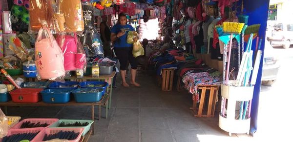 Ante inoperancia municipal, jefe policial sale a concienciar a comerciantes luqueños - Nacionales - ABC Color