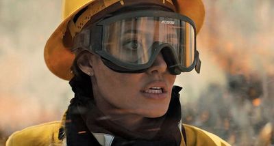 Angelina Jolie es una bombera experta atrapada entre las llamas