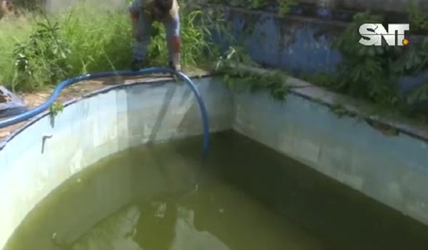 Desaguan una pileta de casa abandonada en el barrio Mburukuja - SNT