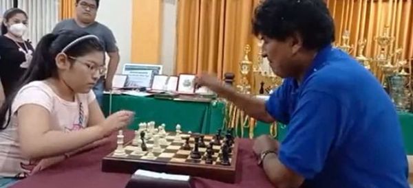 Nicole Mollo, campeona sudamericana y panamericana de ajedrez, le ganó dos partidas a Evo Morales