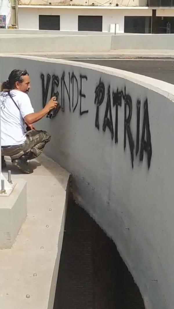 “Mbururu” es aprehendido por pintar grafitis en multiviaducto - La Clave