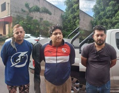 Recuperan dos automóviles robados del Brasil y detienen a tres presuntos robacoches