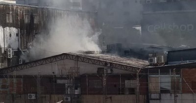 La Nación / Incendio en Galería Jebai fue controlado y bomberos verifican depósitos aledaños