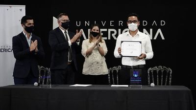 UA entregó beca completa a egresado de Arambé