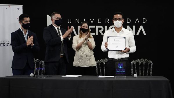 UA entregó beca completa a egresado de Arambé