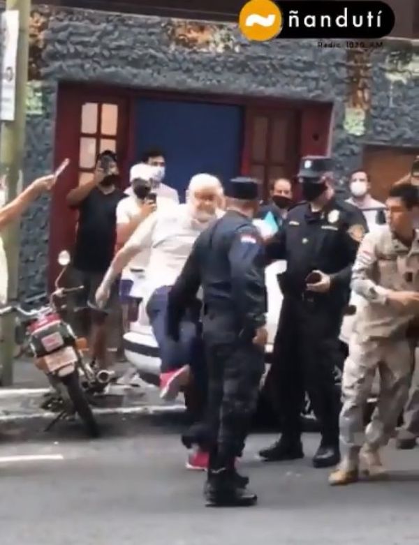 Payo Cubas a los golpes con policías por presunto uso indebido de móvil de la FOPE