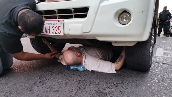 Tras encadenarse debajo de una camioneta, Payo Cubas fue detenido por la policía - Megacadena — Últimas Noticias de Paraguay