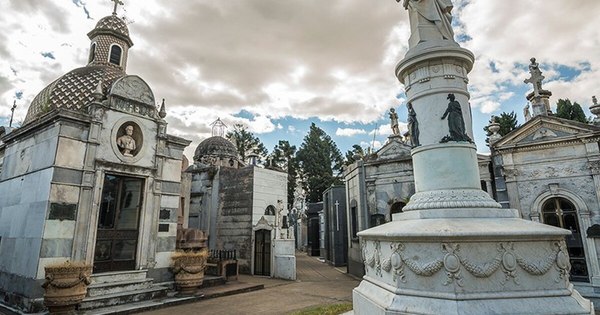 La Nación / Triste adiós a víctimas de COVID-19: sepelios son por la noche y sin despedidas