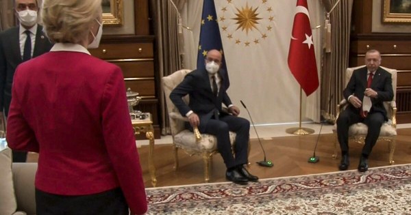 La Nación / “SofaGate”: jefa de la UE quedó sin asiento en Turquía