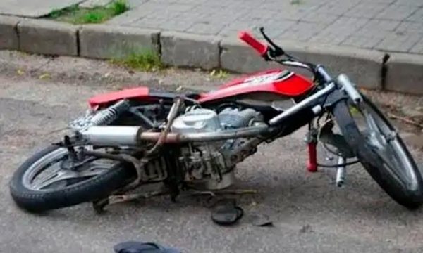 Muere motociclista tras chocar contra columna en Encarnación
