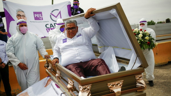Candidato a diputado federal de México llega a su mitin de campaña en un ataúd